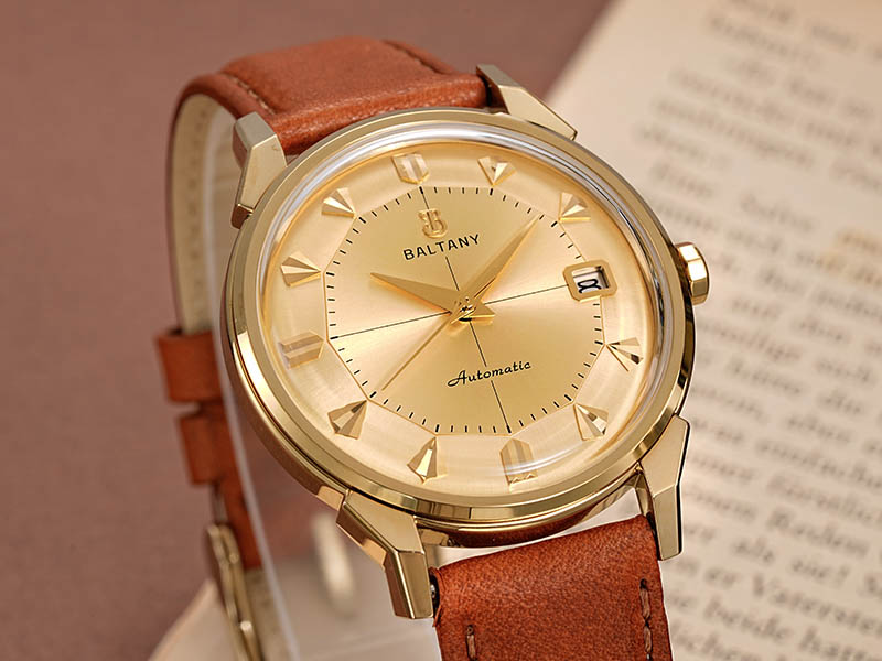 Crosshair Pie-Pan Vintage Watch with Date